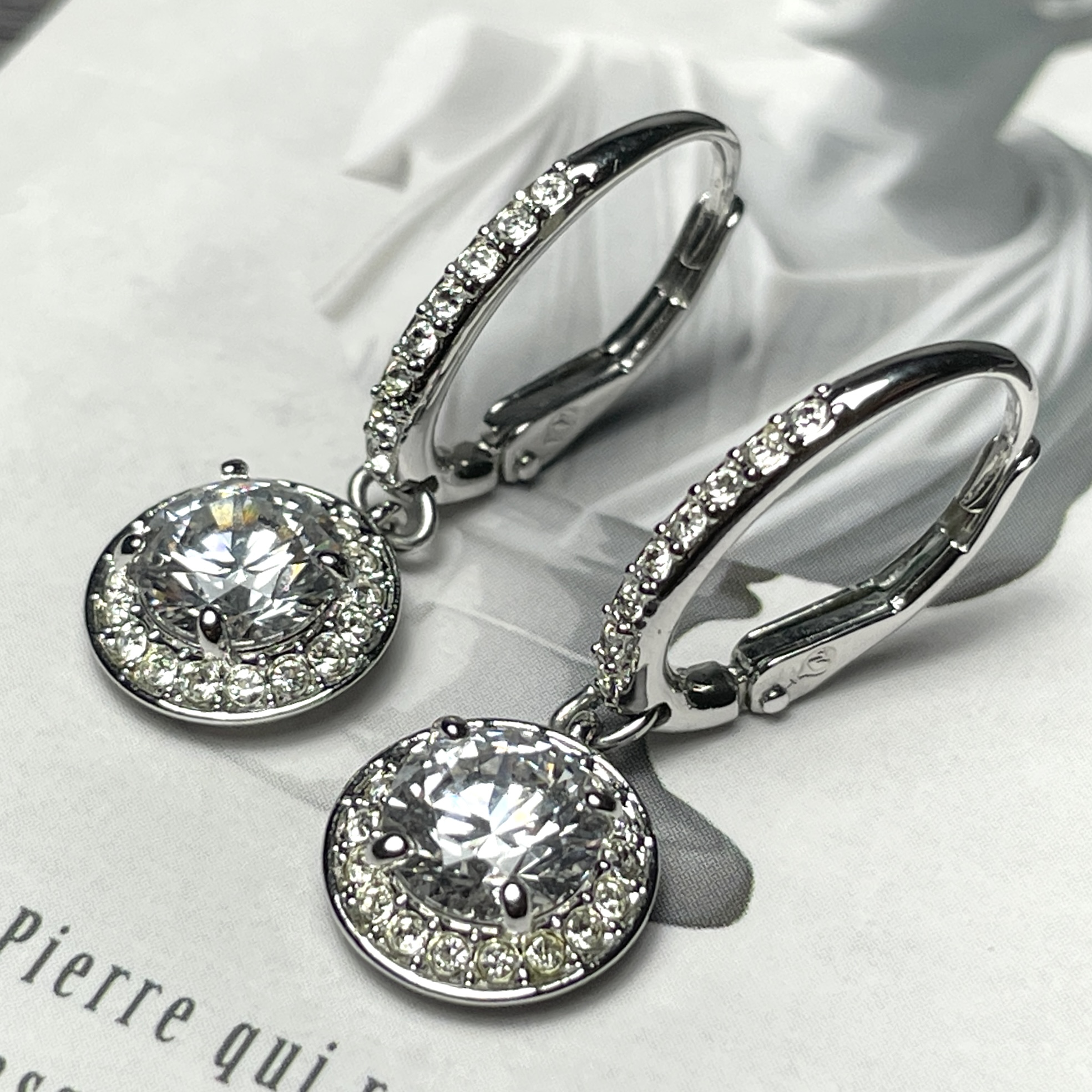 複数のダイヤモンドが敷き詰められた、シルバーカラーのゴージャスなフープピアス